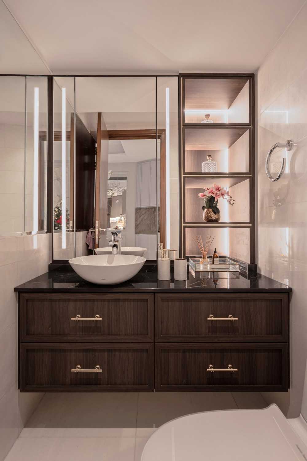 Modern Bathroom with Mirror and Bathroom Storage