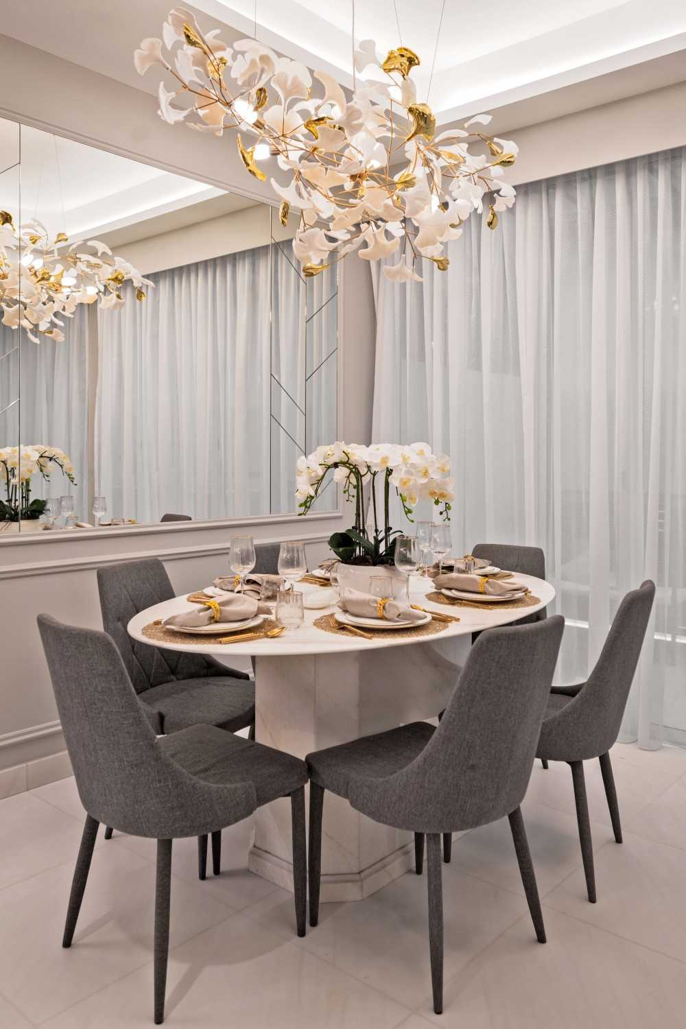 Modern Dining Room with Dining Table and Dining Chairs