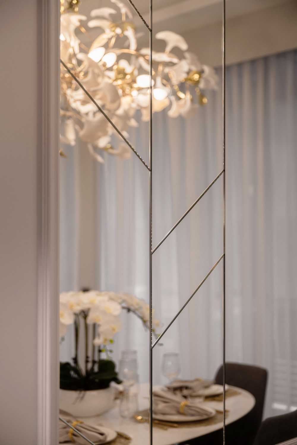 Modern Dining Room with Dining Table and Dining Chairs