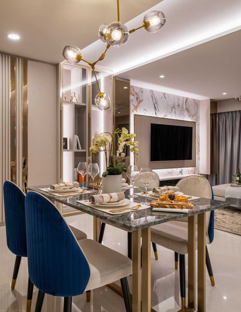 Modern Dining Room with Dining Table and Dining Chairs