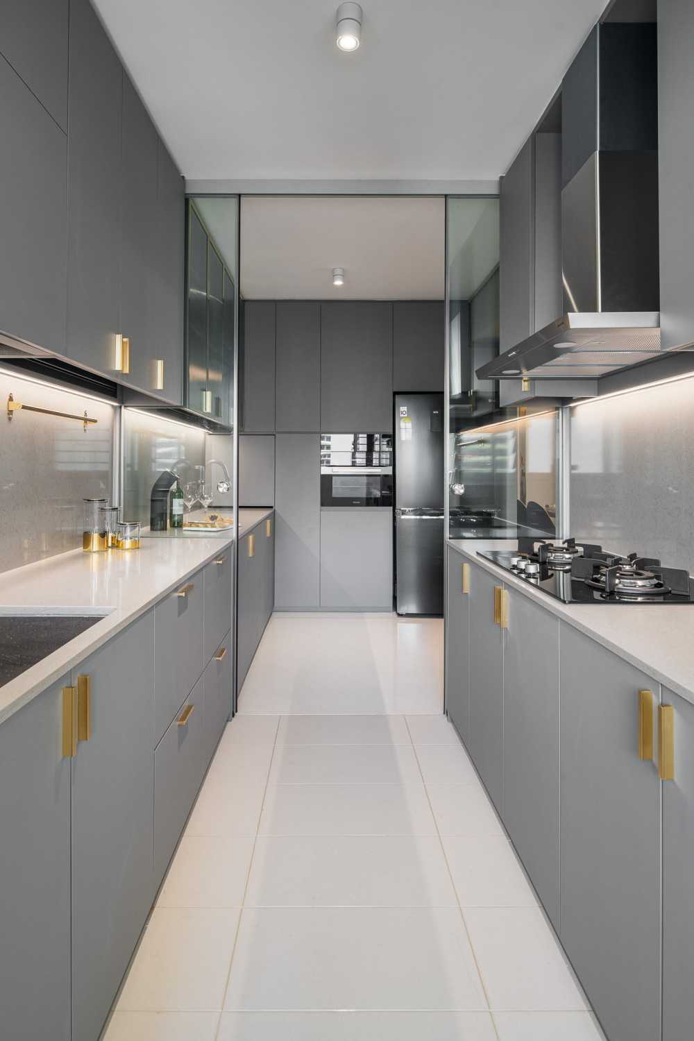 Modern Kitchen with Breakfast Counter and Kitchen Backsplash