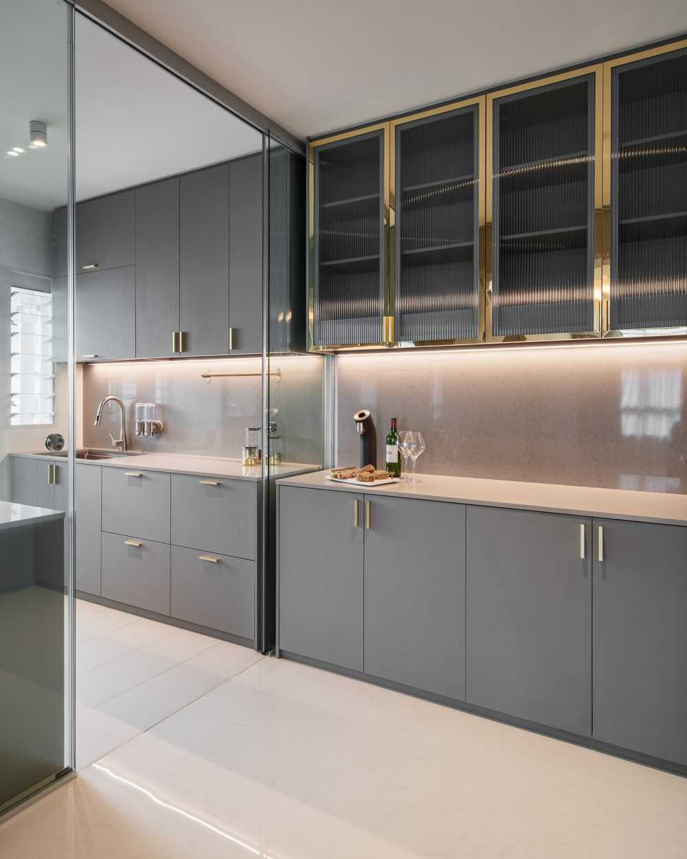 Modern Kitchen with Breakfast Counter and Kitchen Backsplash