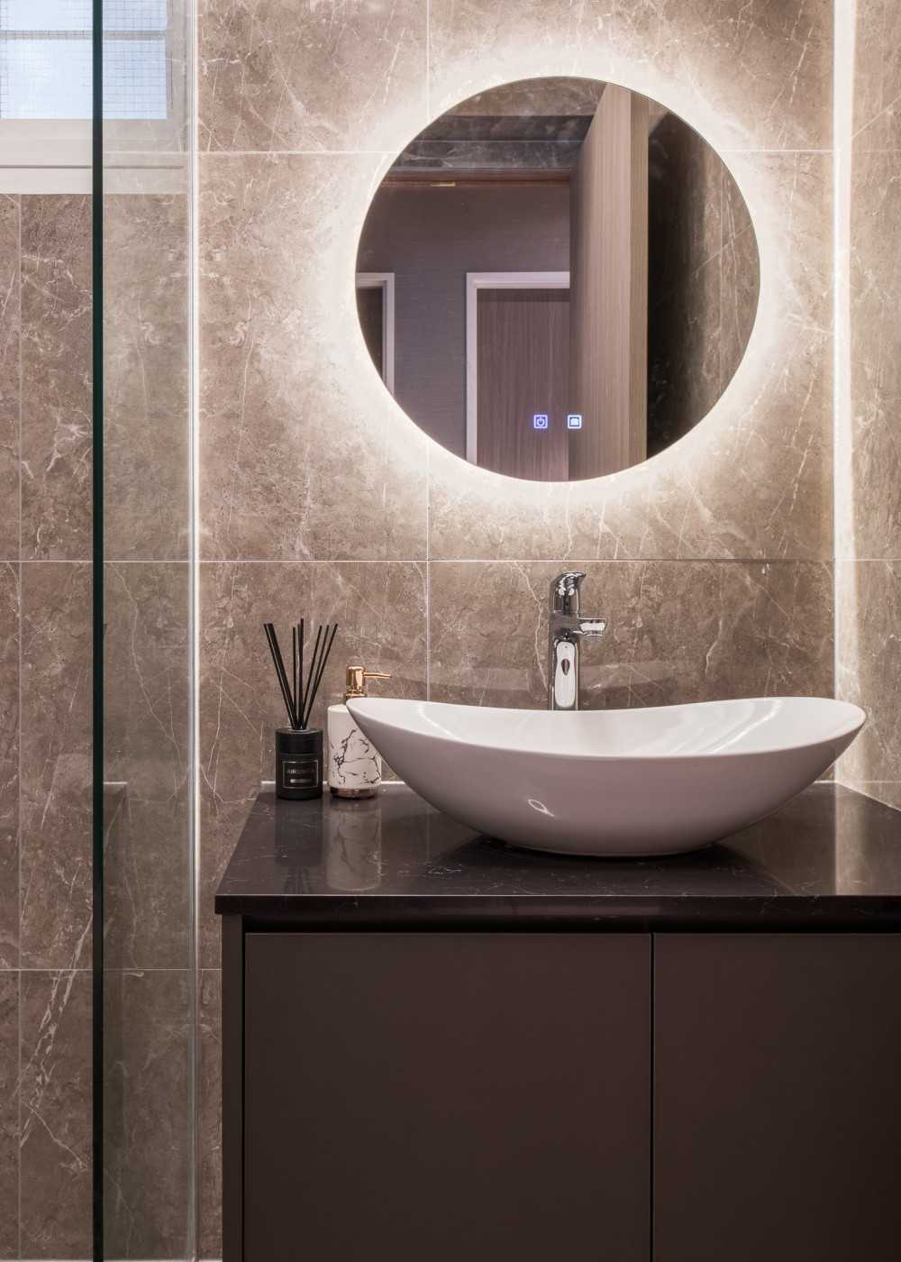 Modern Bathroom with Mirror and Bathroom Storage