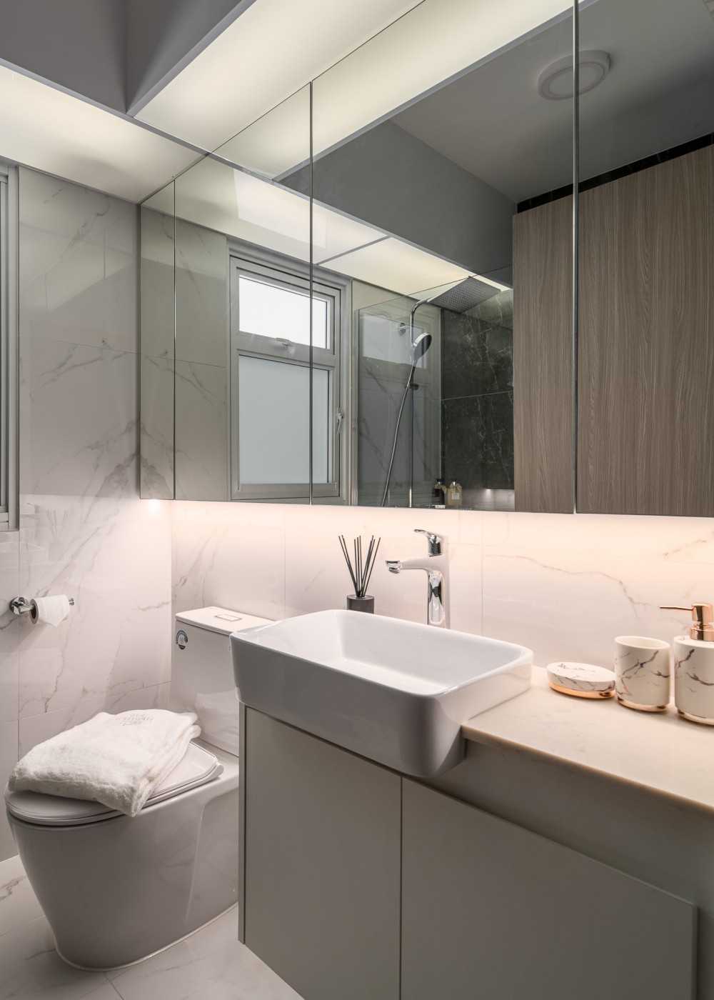 Modern Bathroom with Countertop and Mirror