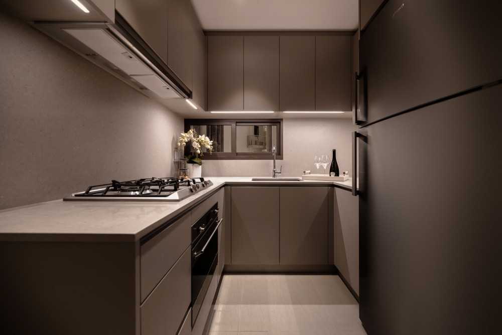 Modern Kitchen with Marble Floor and Kitchen Backsplash