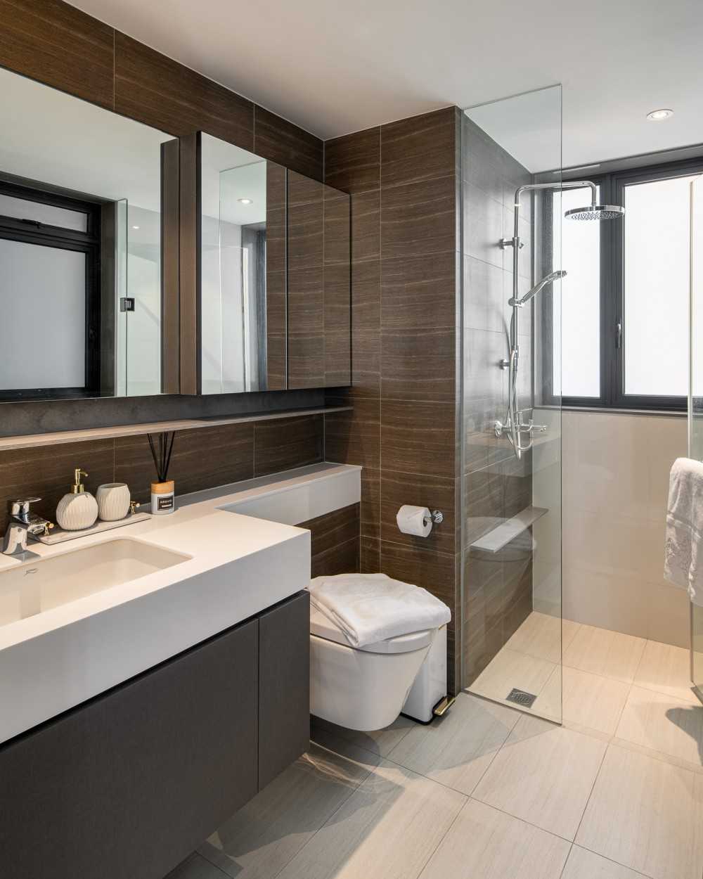 Modern Bathroom with Countertop and Shower Screen
