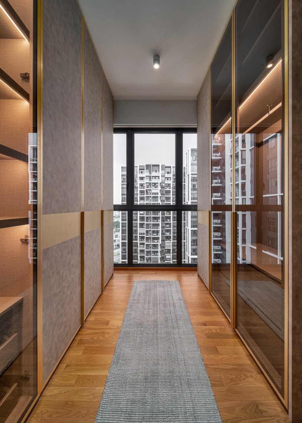 Modern Walk-in Wardrobe with Mirror and Wardrobe