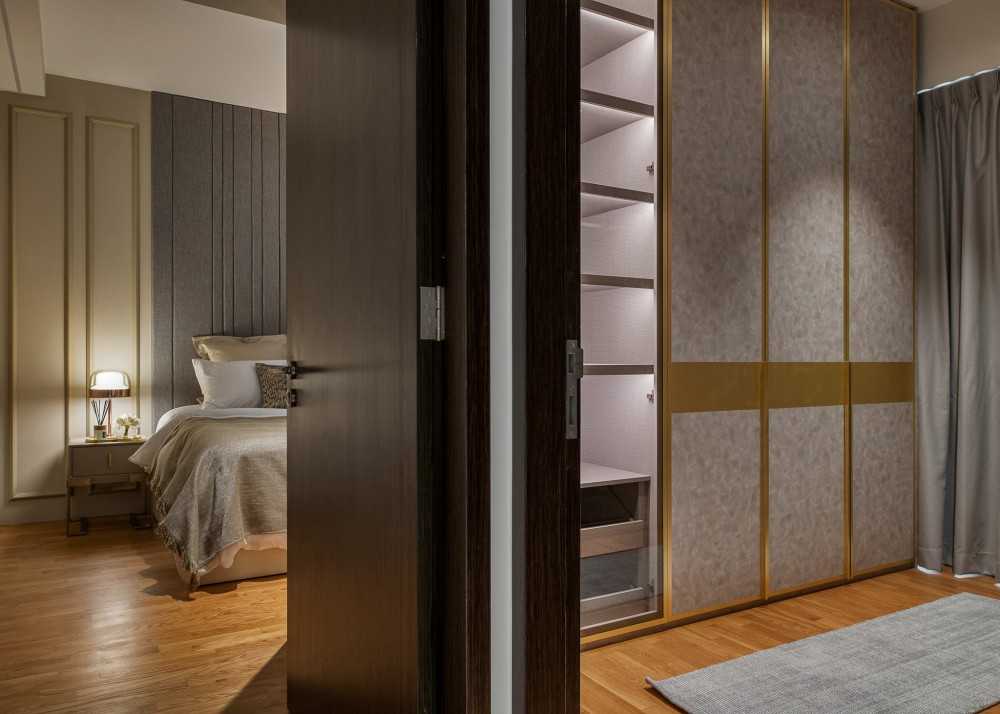 Modern Walk-in Wardrobe with Mirror and Wardrobe