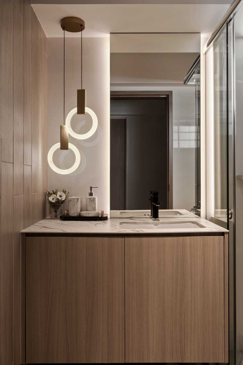 Modern Bathroom with Mirror and Bathroom Storage