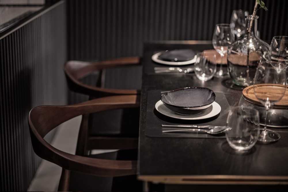 Modern Dining Room with Dining Table and Dining Chairs