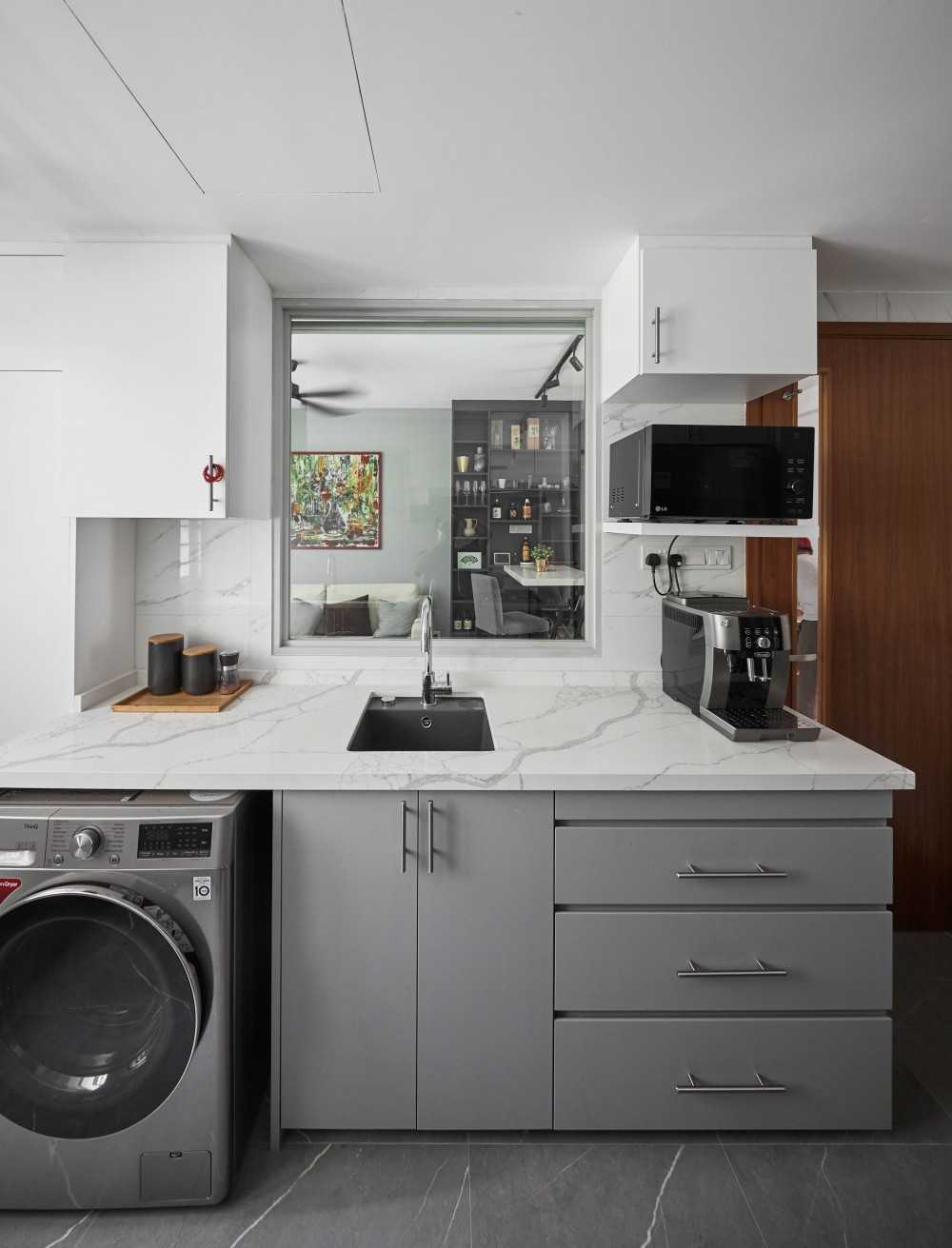 Contemporary Kitchen with Countertop and Kitchen Backsplash