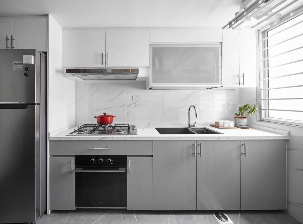 Contemporary Kitchen with Kitchen Backsplash and Storage Cabinets