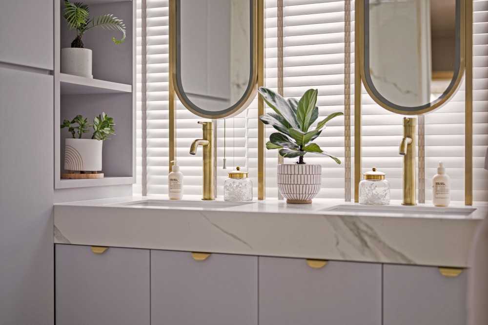 Modern Bathroom with Countertop and Mirror