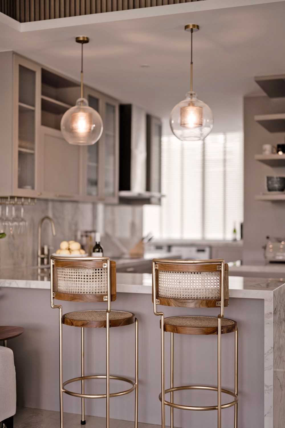 Modern Kitchen with Open Kitchen and Breakfast Counter