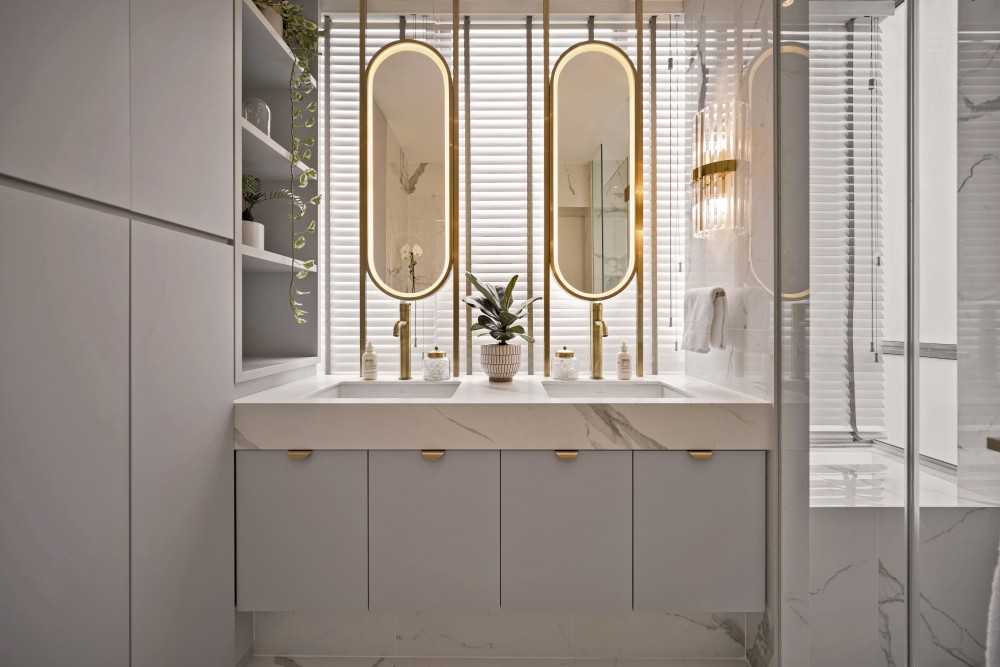 Modern Bathroom with Countertop and Mirror