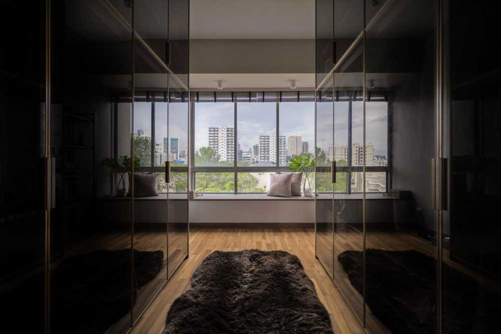 Modern Walk-in Wardrobe with Mirror and Wardrobe