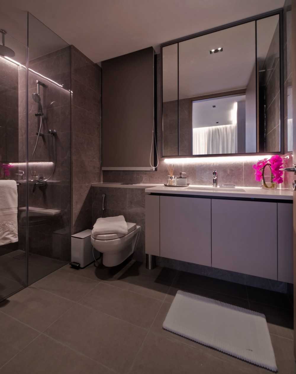 Modern Bathroom with Mirror and Bathroom Storage