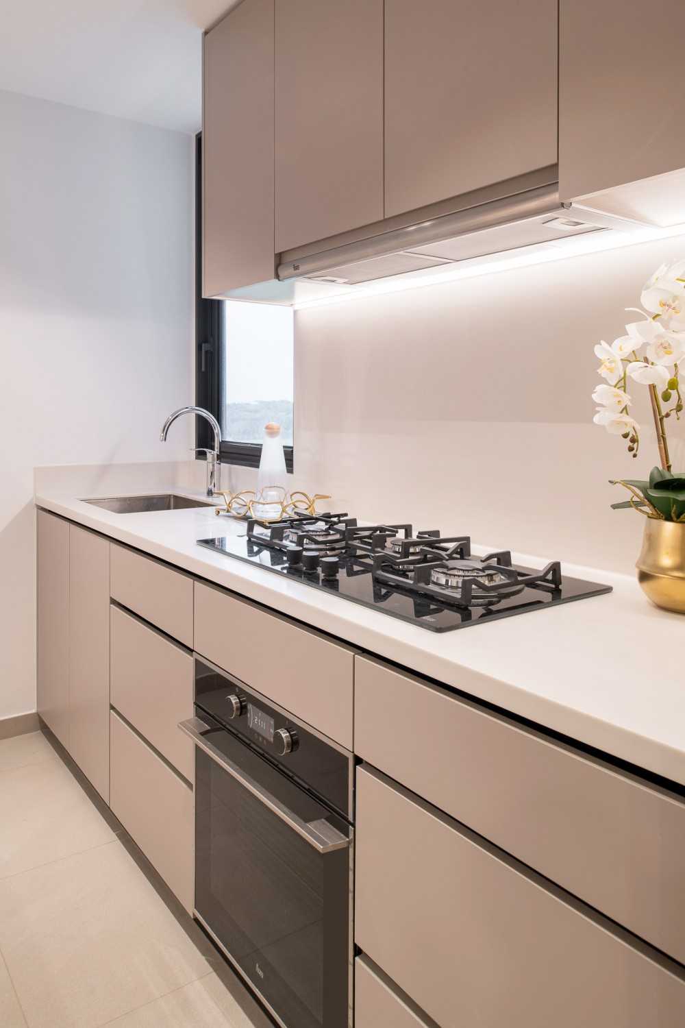 Modern Kitchen with Kitchen Island and Kitchen Accessories