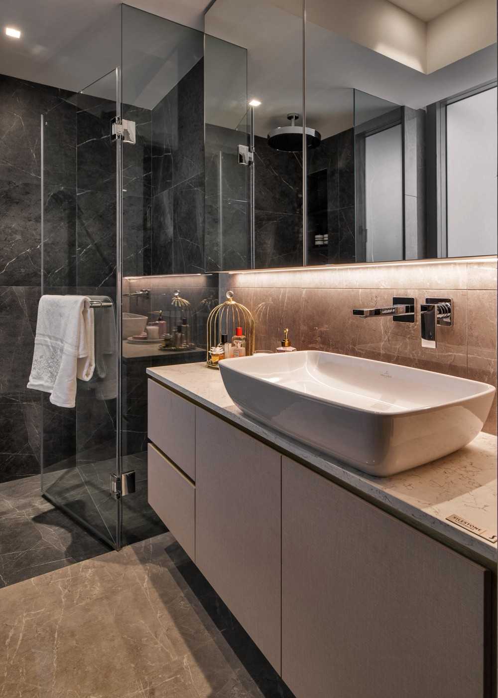 Modern Bathroom with Countertop and Mirror