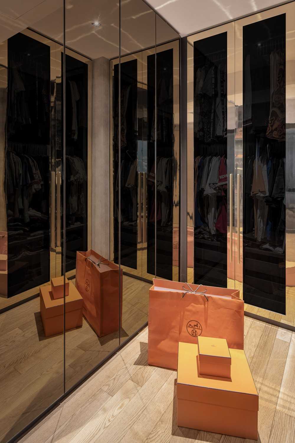 Modern Walk-in Wardrobe with Mirror and Wardrobe