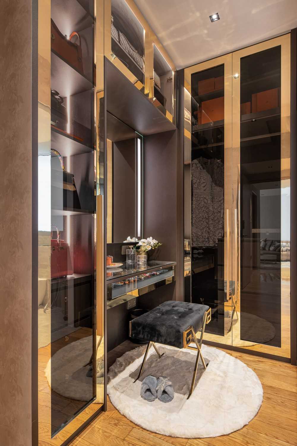 Modern Walk-in Wardrobe with Mirror and Wardrobe