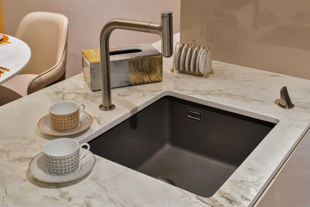 Modern Kitchen with Countertop and Kitchen Island