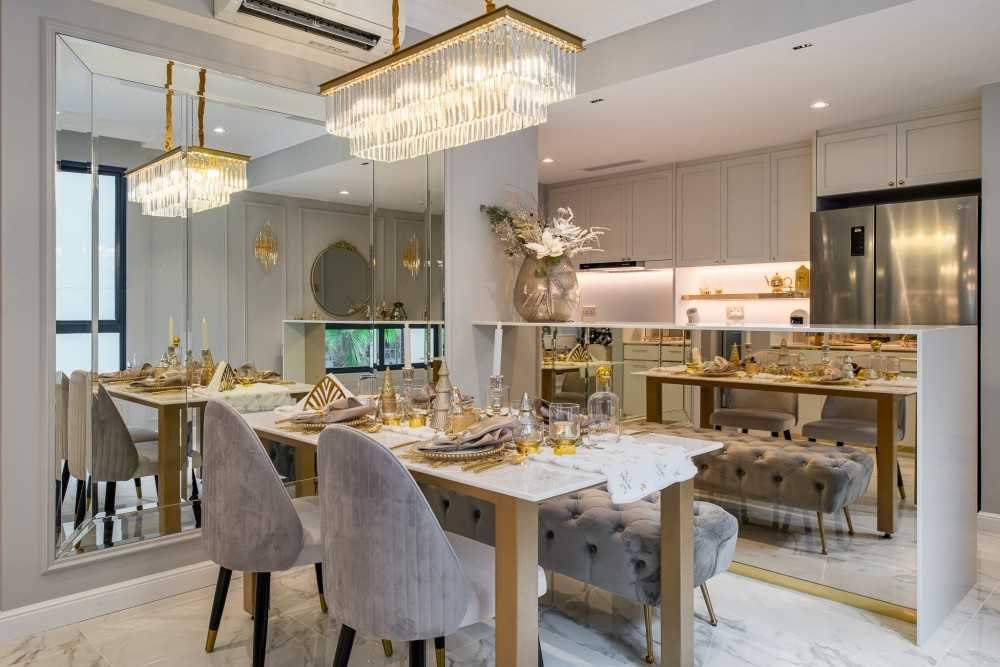 Modern Dining Room with Mirror and Chandelier