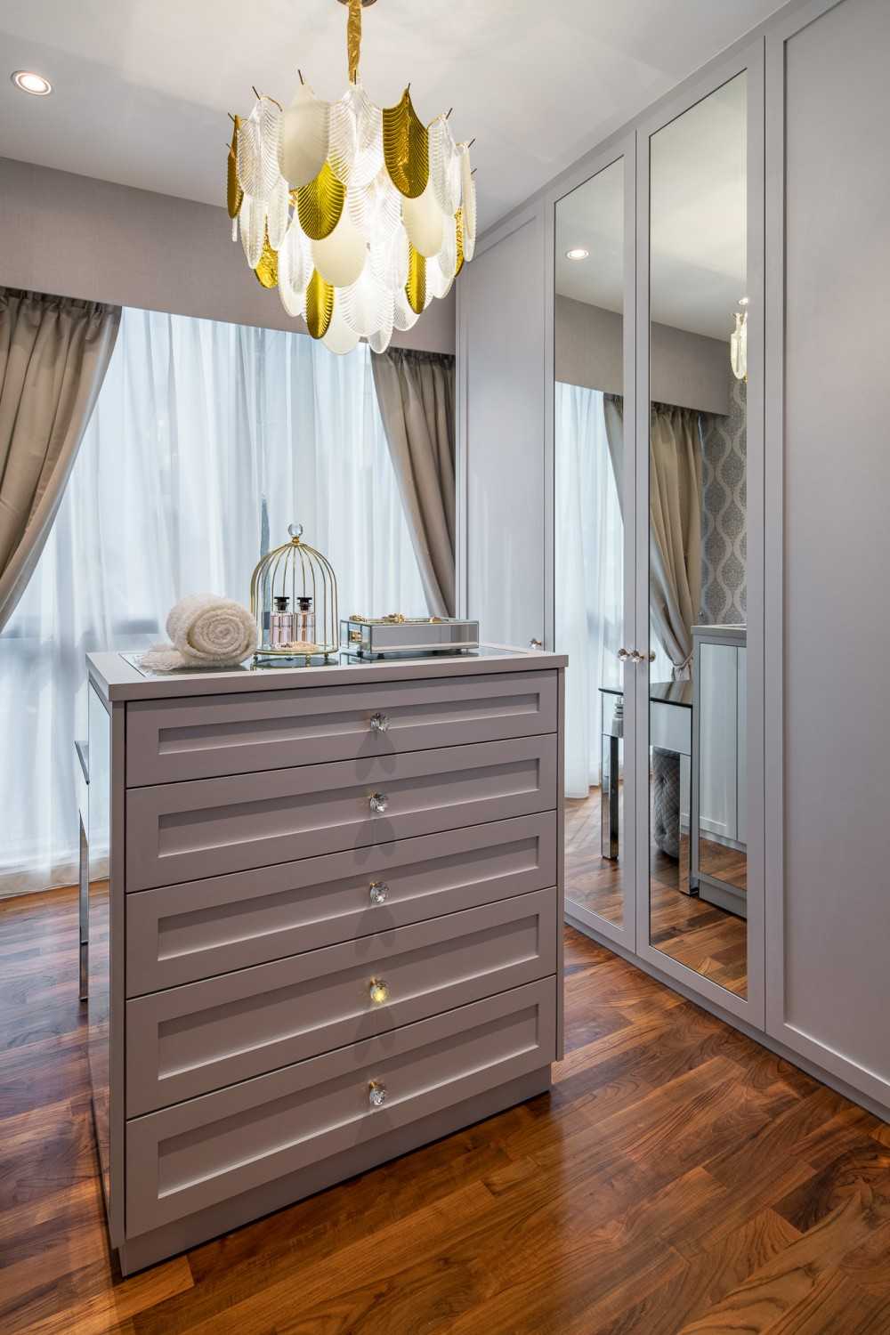 Modern Walk-in Wardrobe with Mirror and Wardrobe
