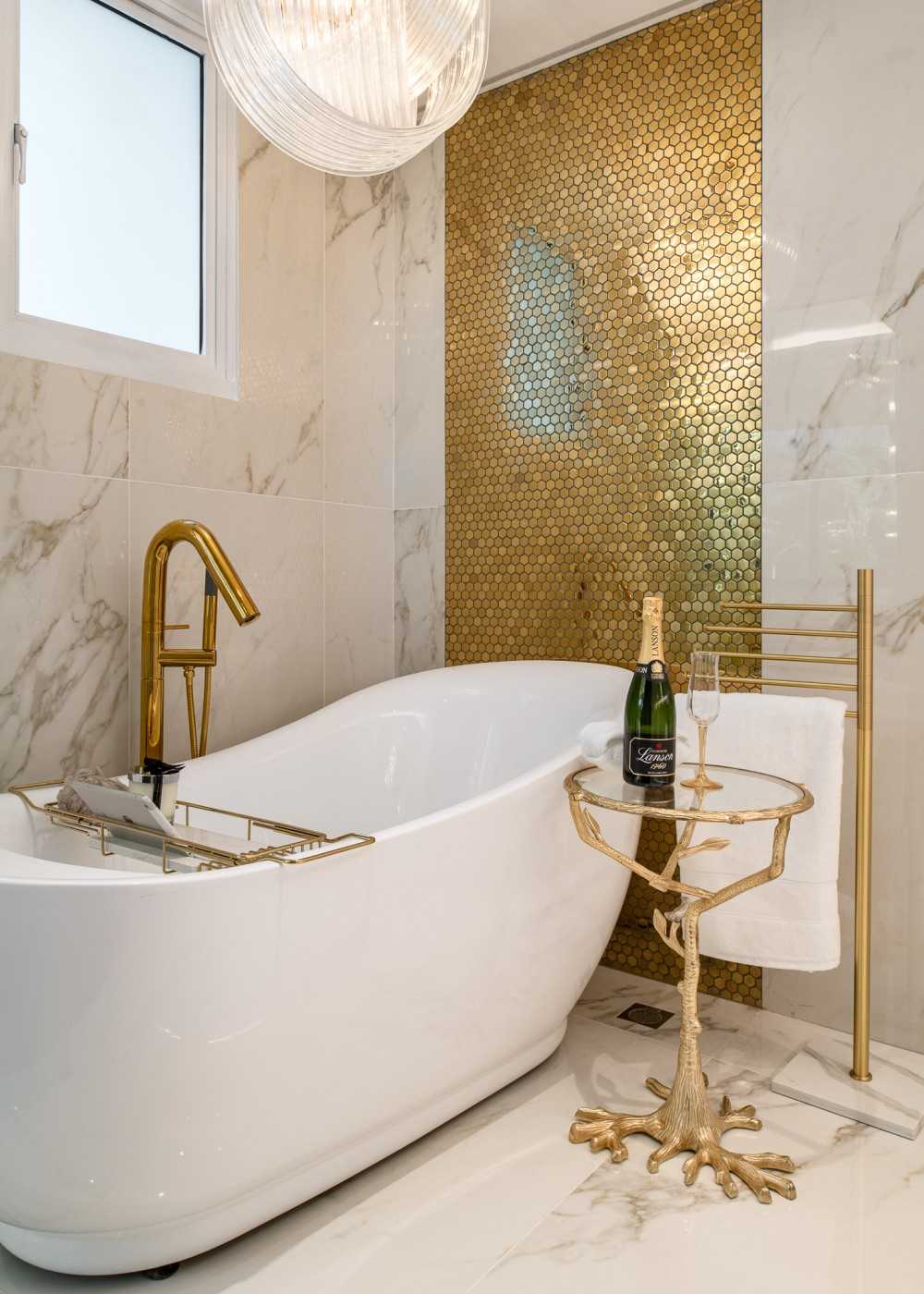Modern Bathroom with Marble Floor and Mirror