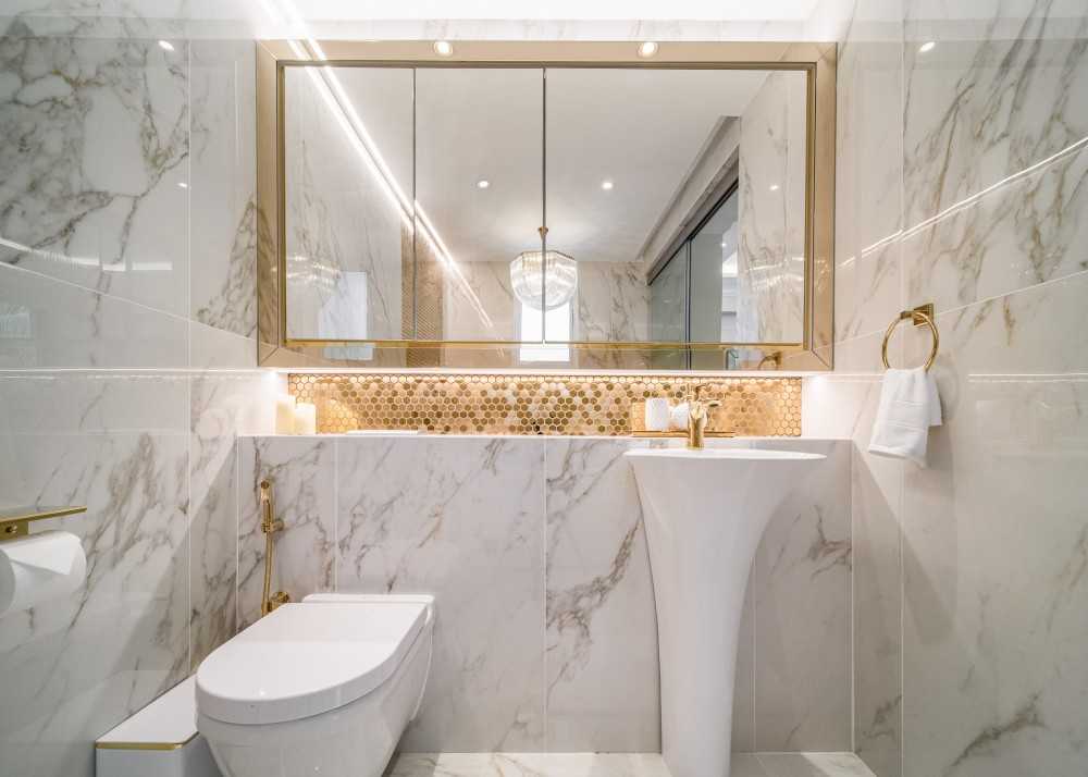 Modern Bathroom with Mirror and Mosaic