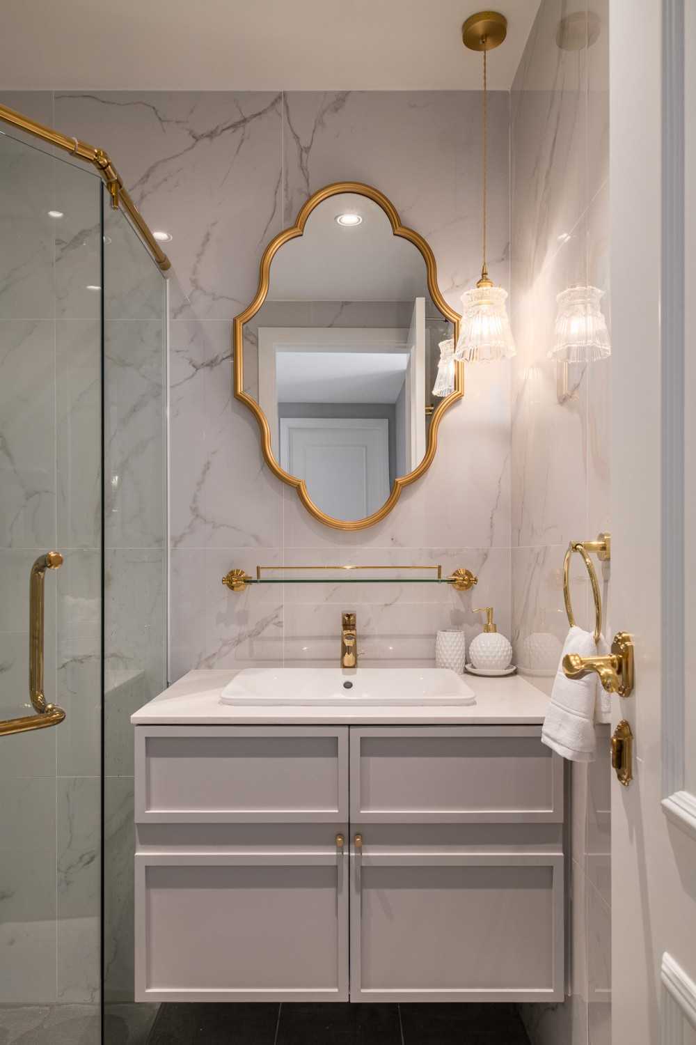 Modern Bathroom with Countertop and Homogeneous Tiles
