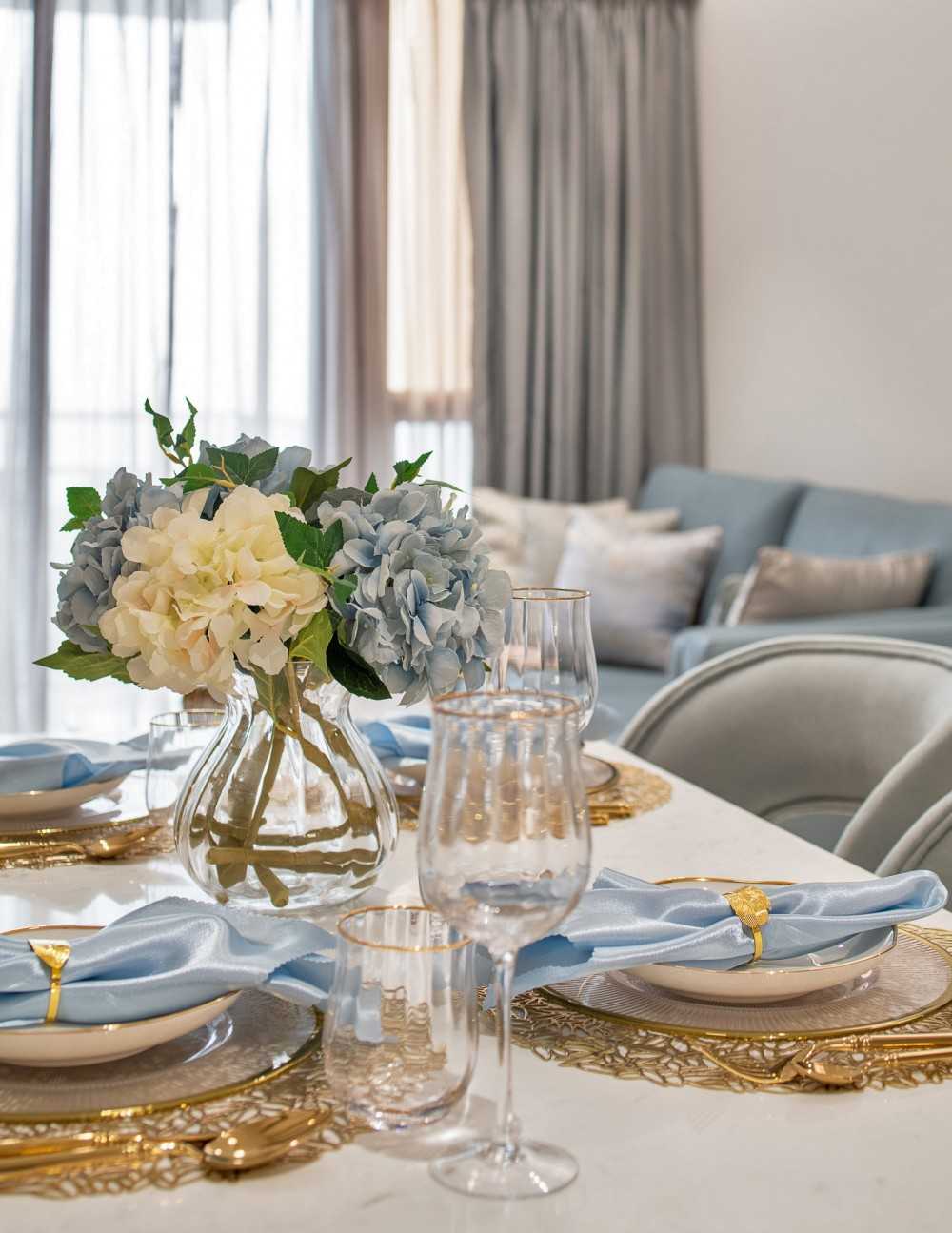 Modern Dining Room with Dining Table and Dining Chairs