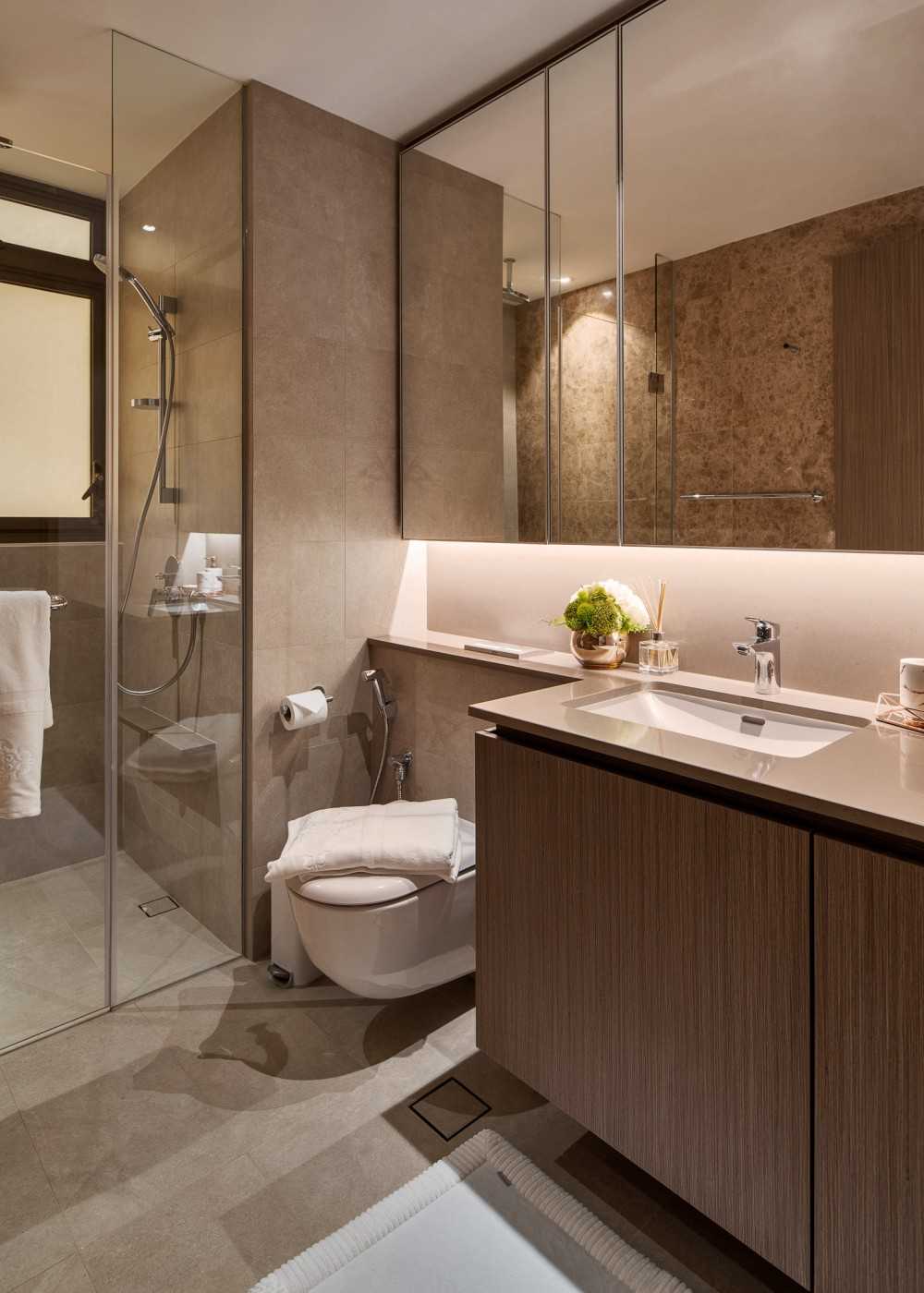 Modern Bathroom with Mirror and Bathroom Storage