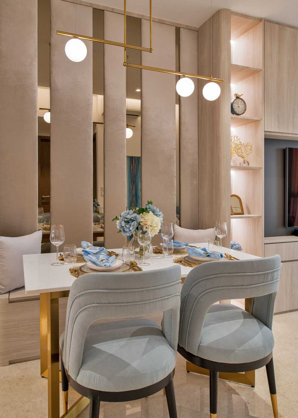 Modern Dining Room with Dining Table and Dining Chairs