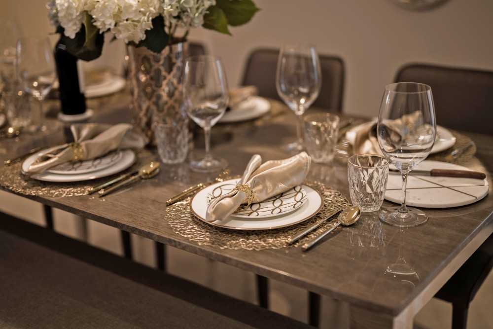 Modern Dining Room with Dining Table and Dining Chairs
