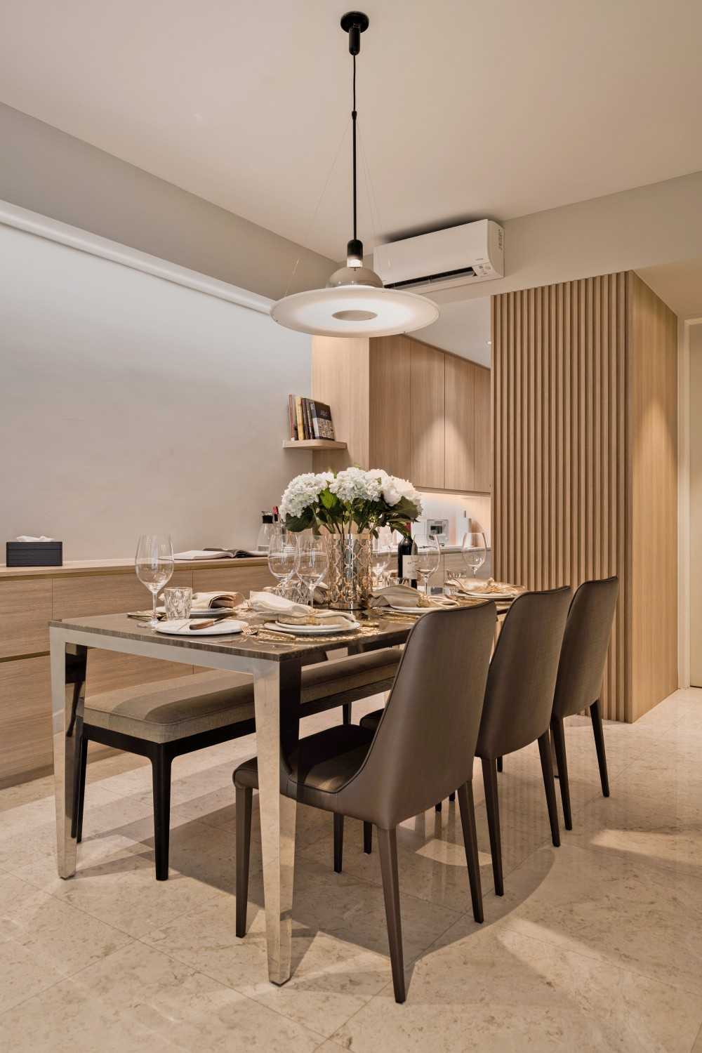 Modern Dining Room with Dining Table and Dining Chairs