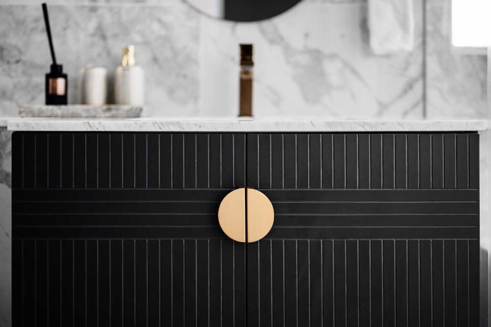 Modern Bathroom with Marble Floor and Mirror