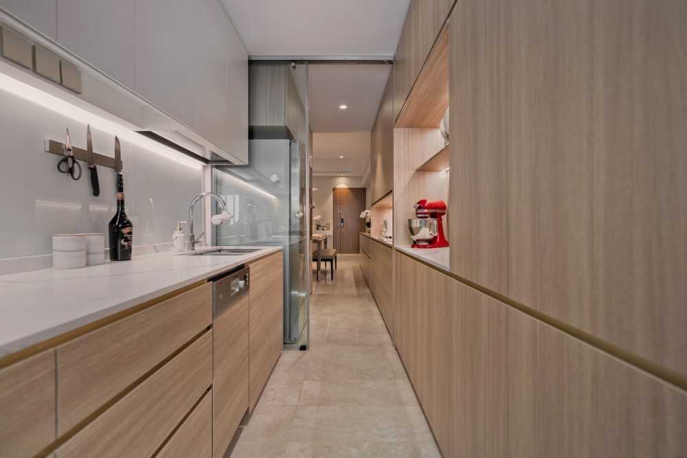 Modern Kitchen with Breakfast Counter and Kitchen Backsplash