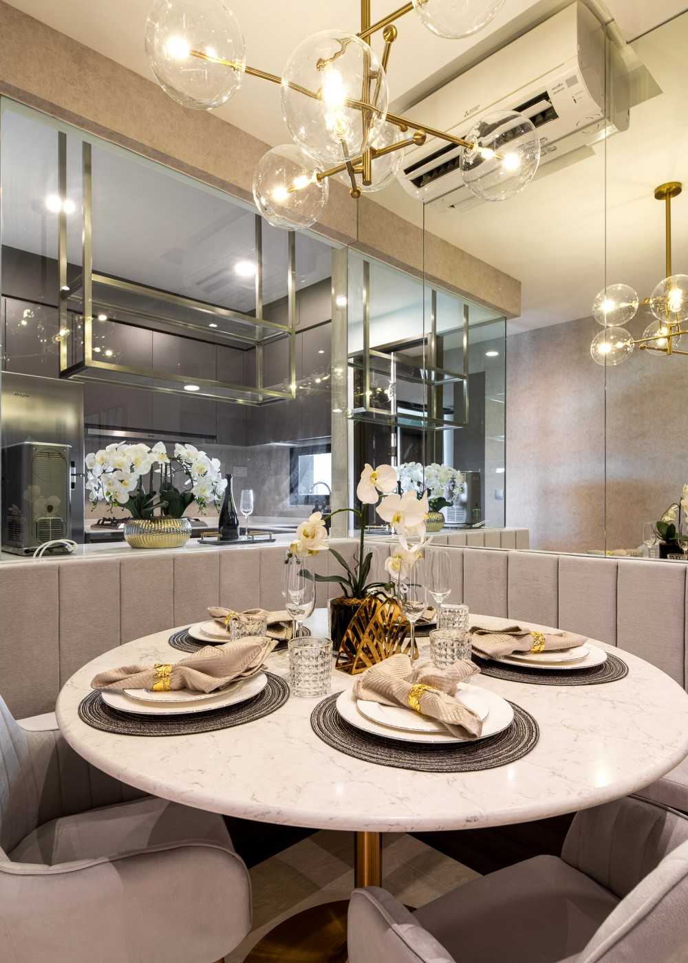 Modern Dining Room with Dining Table and Dining Chairs
