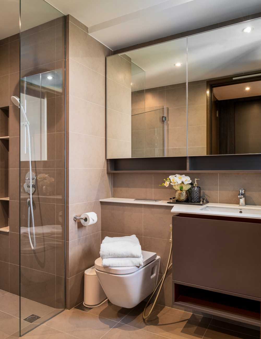 Modern Bathroom with Mirror and Bathroom Storage