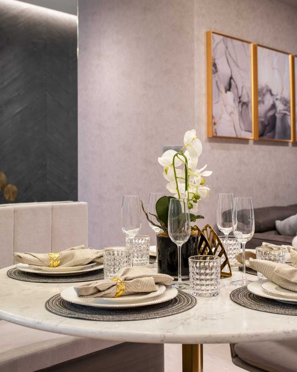 Modern Dining Room with Dining Table and Dining Chairs