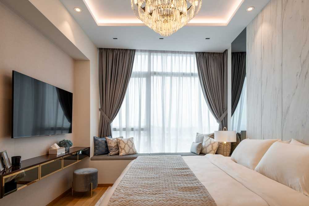 Asian Bedroom with Parquet Floor and Bay Window