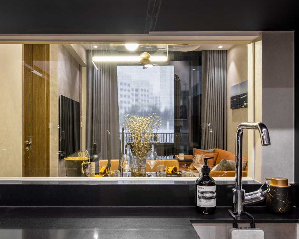 Modern Kitchen with Kitchen Window and Kitchen Backsplash