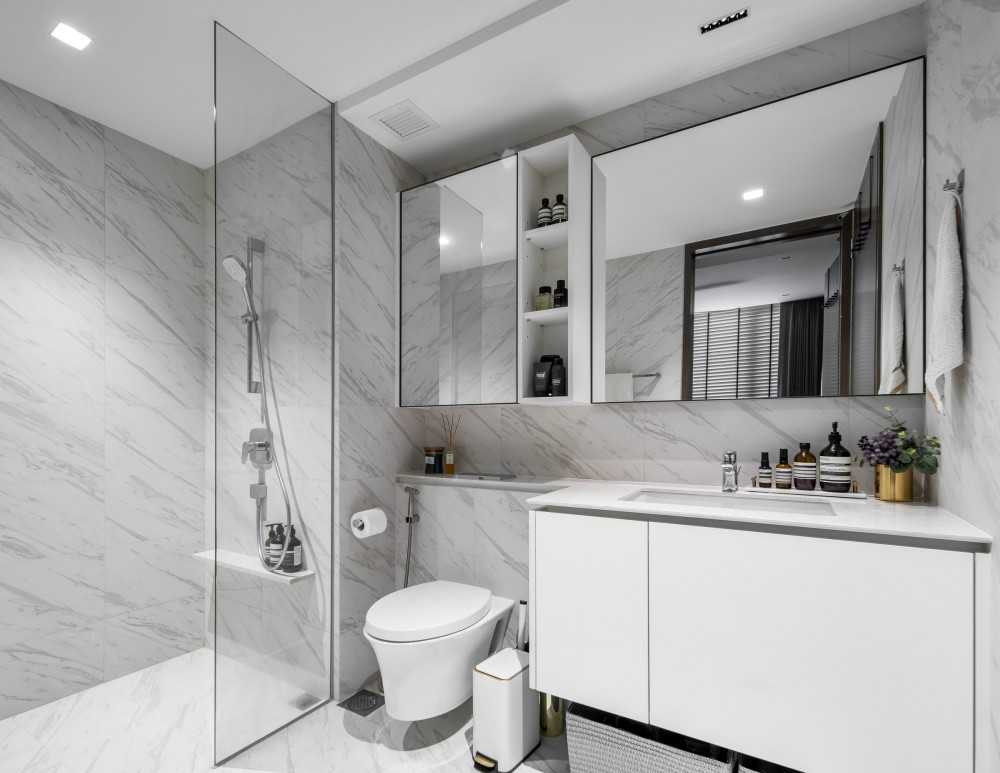 Modern Bathroom with Mirror and Bathroom Storage
