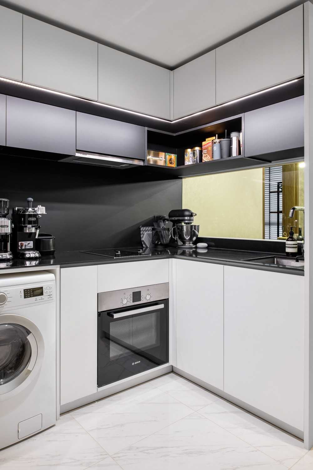 Modern Kitchen with Breakfast Counter and Kitchen Backsplash