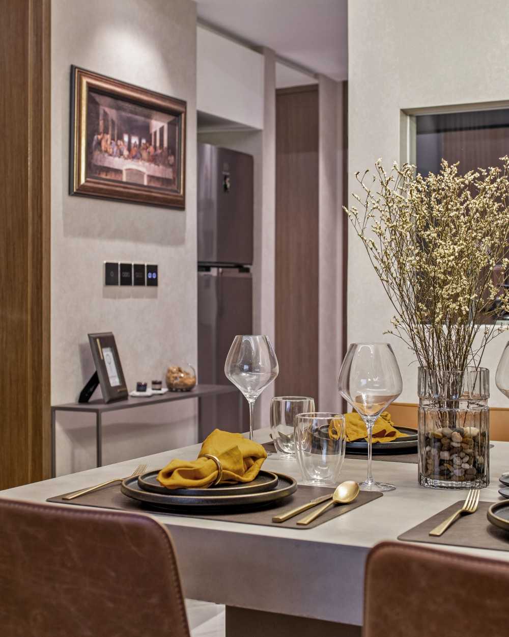 Modern Dining Room with Dining Table and Dining Chairs