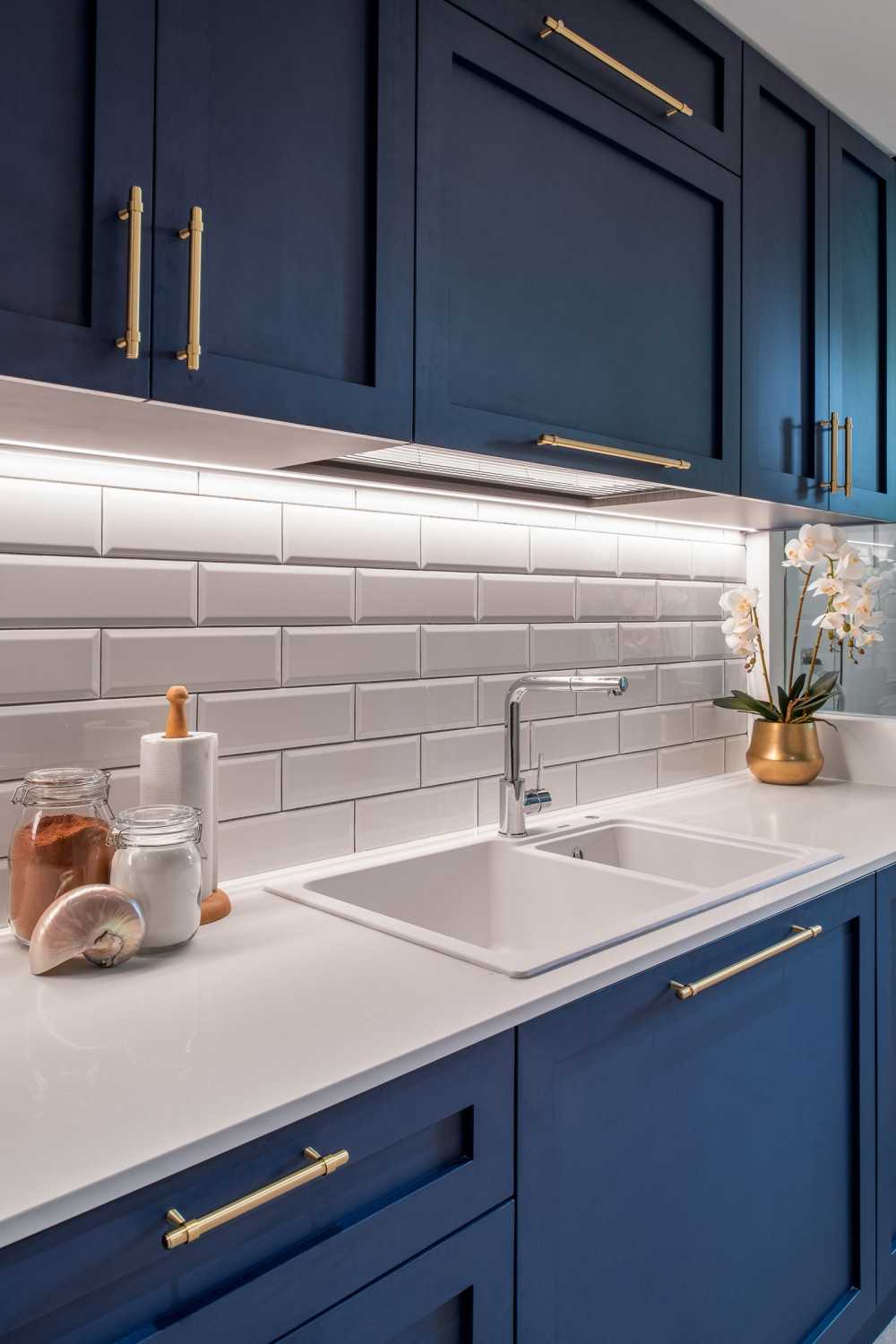 Modern Kitchen with Kitchen Window and Kitchen Island