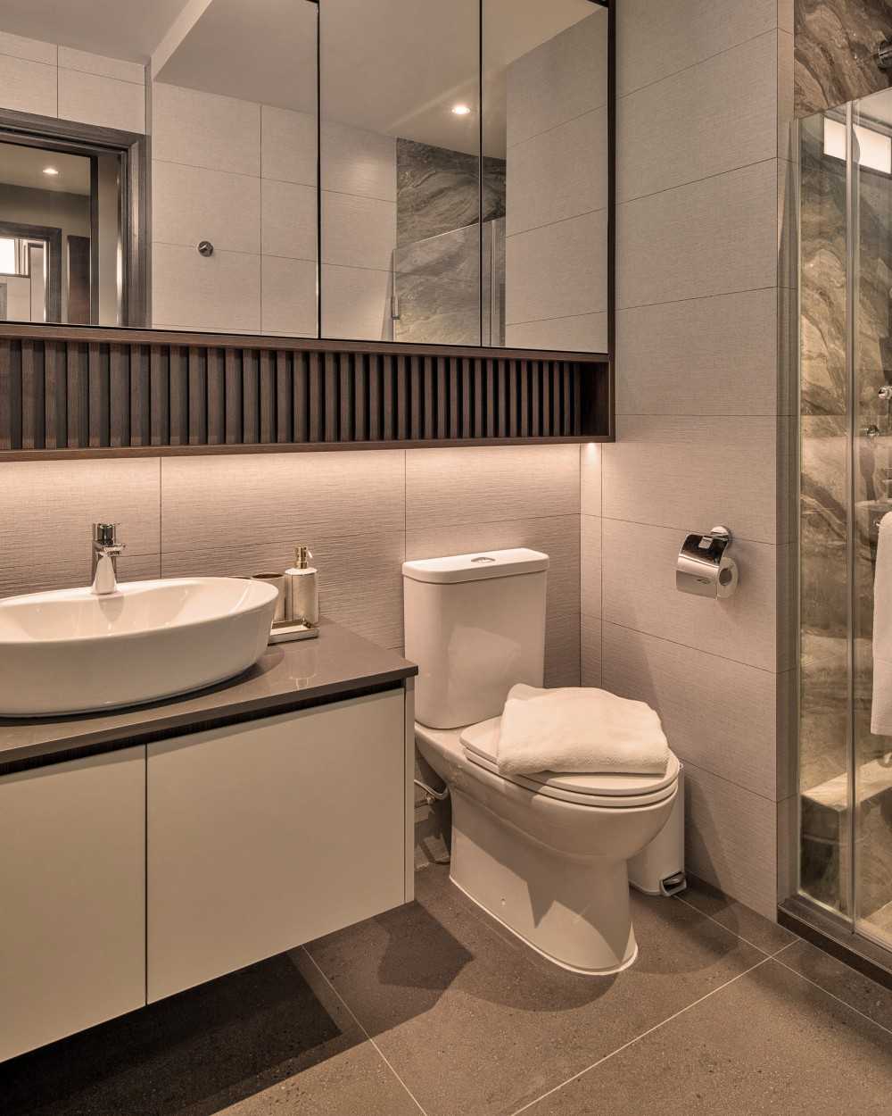Modern Bathroom with Mirror and Bathroom Storage