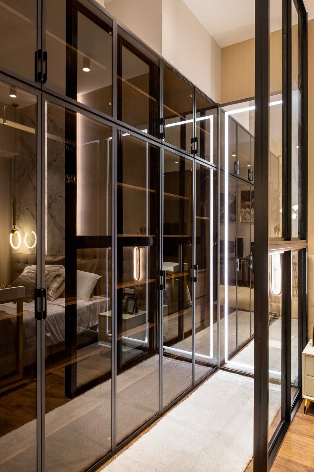 Modern Walk-in Wardrobe with Mirror and Wardrobe