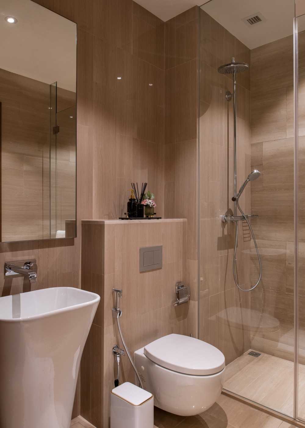 Modern Bathroom with Mirror and Bathroom Storage